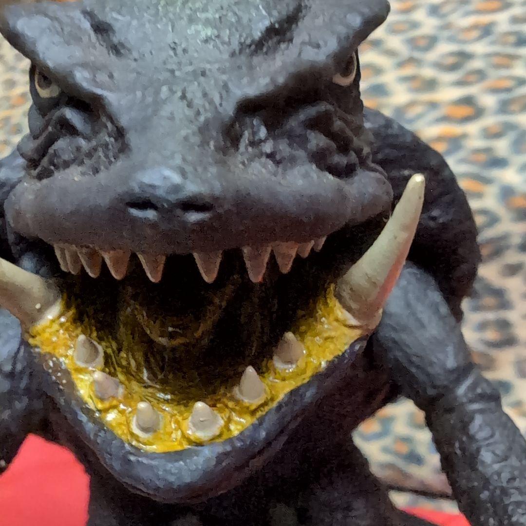 ガメラ怪獣フィギュア 黒 プラスチック製回転座３６０度