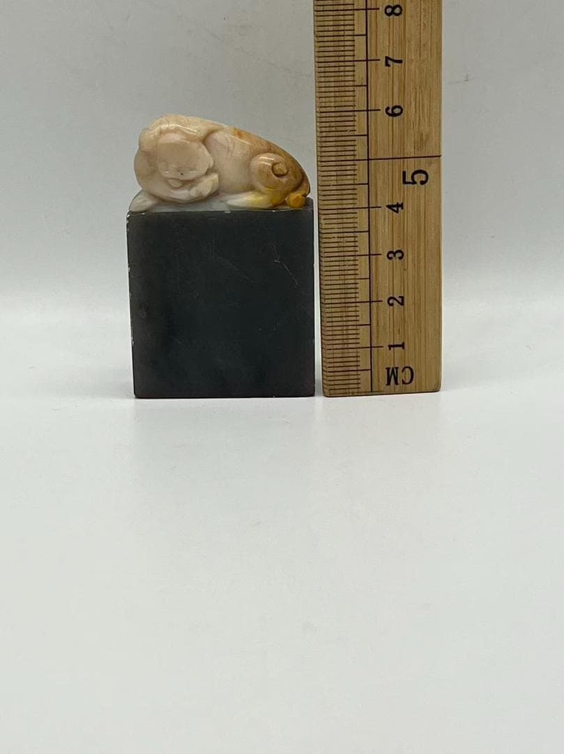 民国　寿山俏色石印　身獸鈕　【壬申年】 篆刻印鑑 収蔵印 文房四宝(F-239)