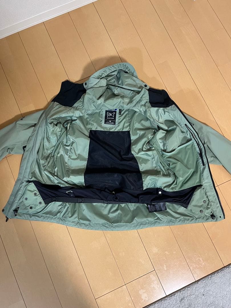 Burton ak スノーボードウェアー 中古品になります。　使用回数　3回