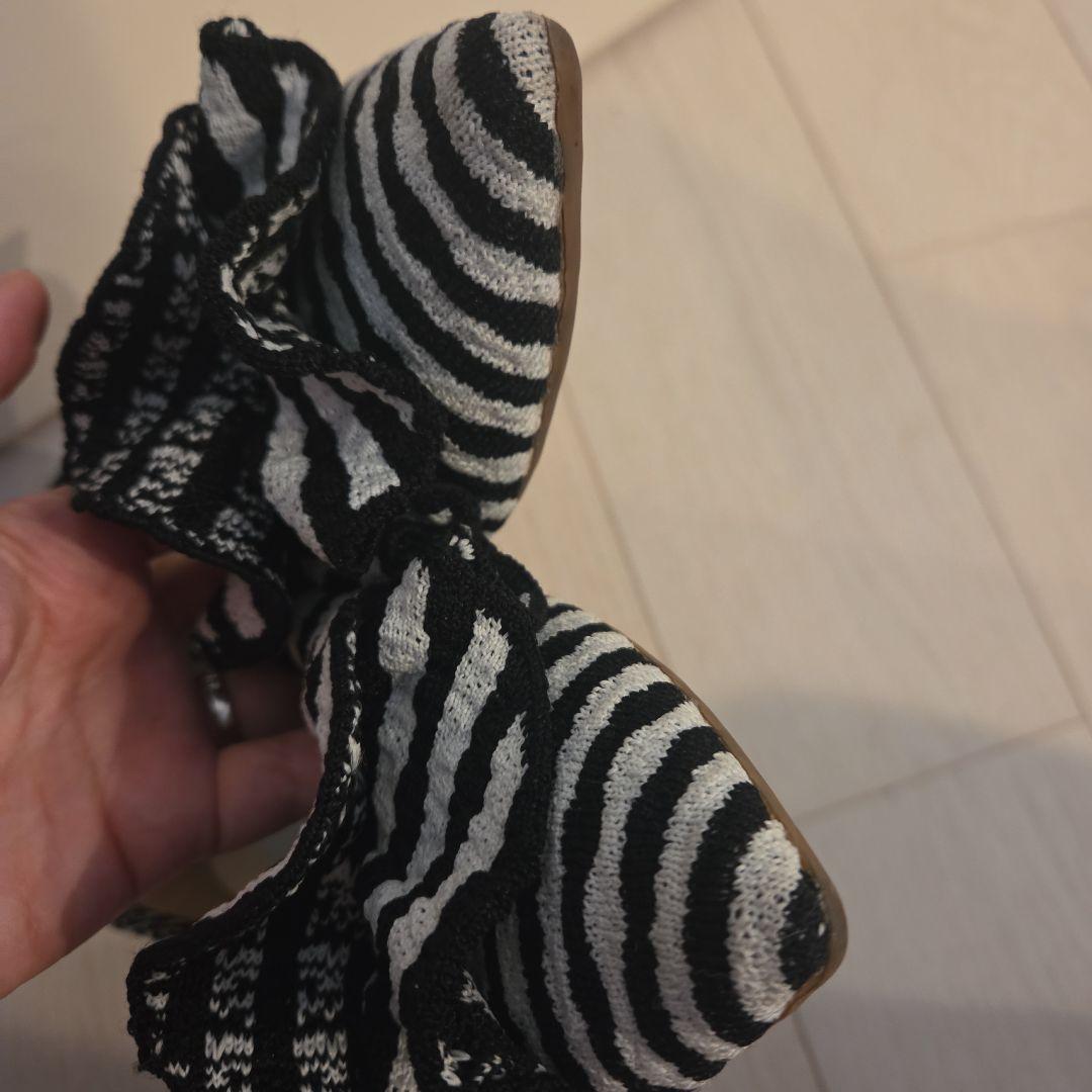 【offen】フリル付き黒白ストライプフラットシューズ