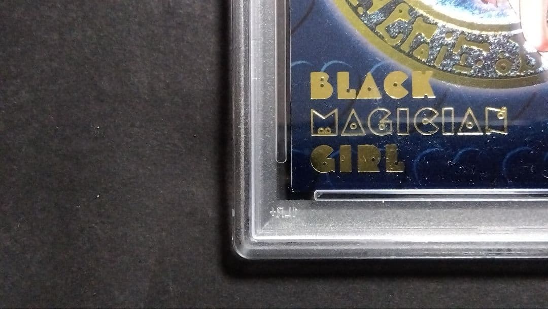 PSA8「DDM ブラックマジシャンガール」ブルー レリーフ ダンジョンダイス