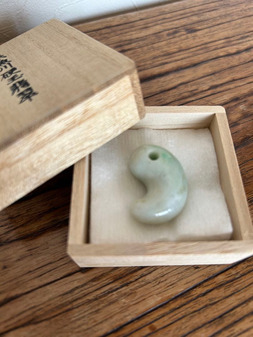 糸魚川翡翠　勾玉