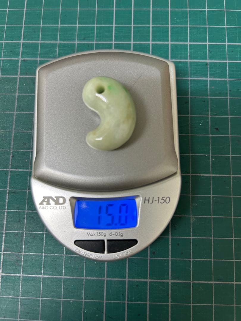 糸魚川翡翠　勾玉