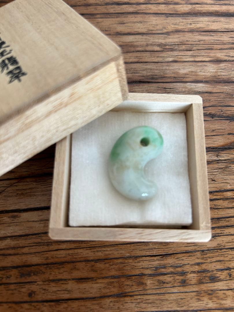 糸魚川翡翠　勾玉