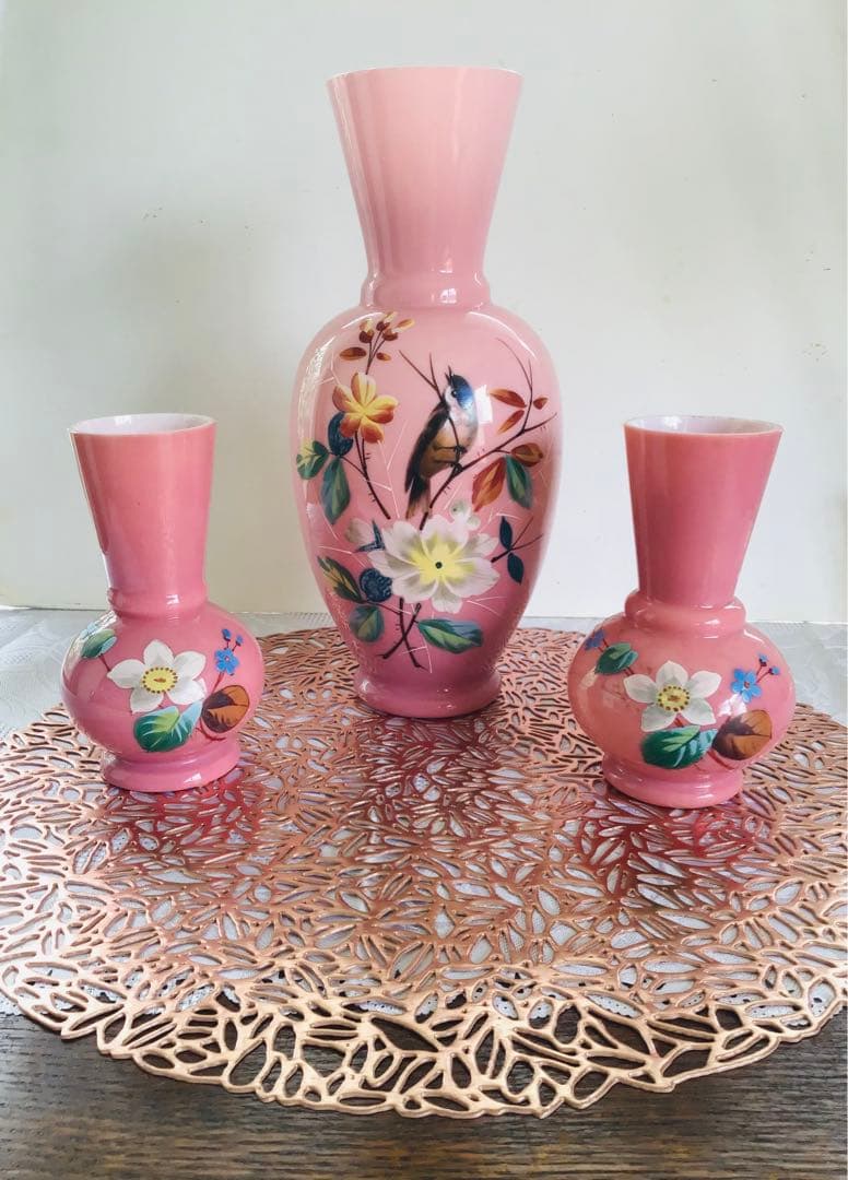 イギリスアンティーク、エナメル彩色のピンクのガラス花瓶セット