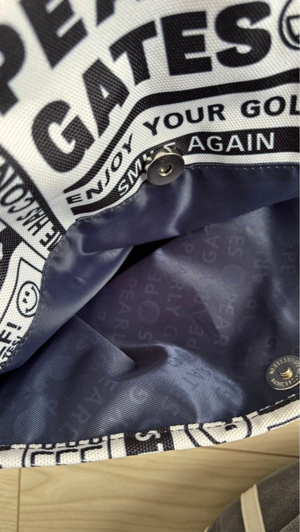 パーリーゲイツ　ロッカーバック　ニュースペーパー柄