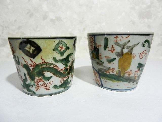 １８世紀後半の色絵蕎麦猪口２点（龍・雲・宝珠文／亀甲・人物・風景文）