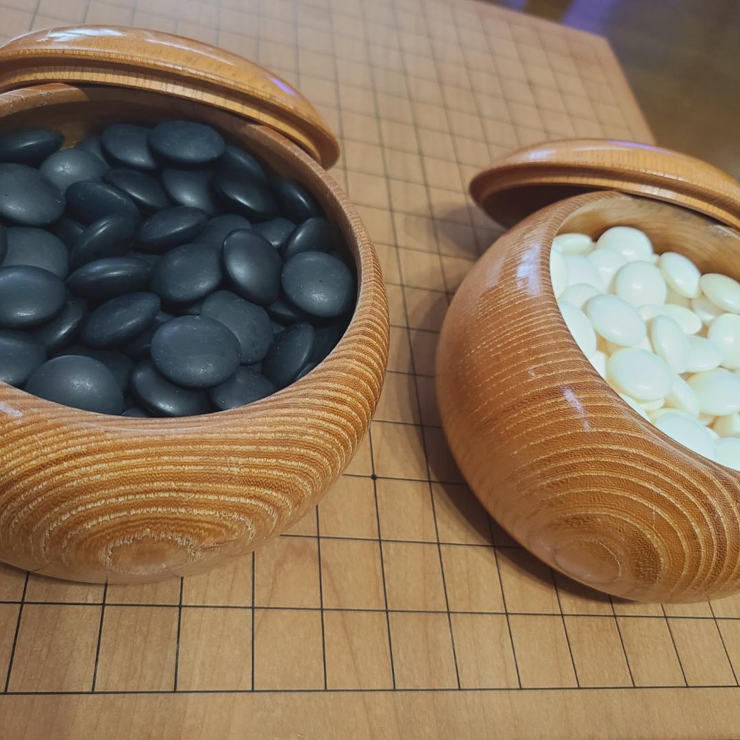 高級　囲碁盤 脚付き へそ有り 碁石・碁筒セット（ケース付き）