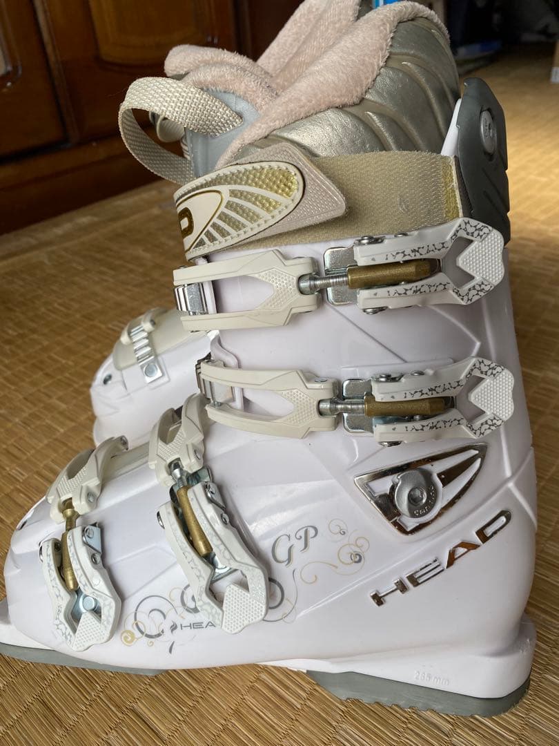 Völkl のスキーとHEADのスキー靴のセットレディース用（ストック付き）