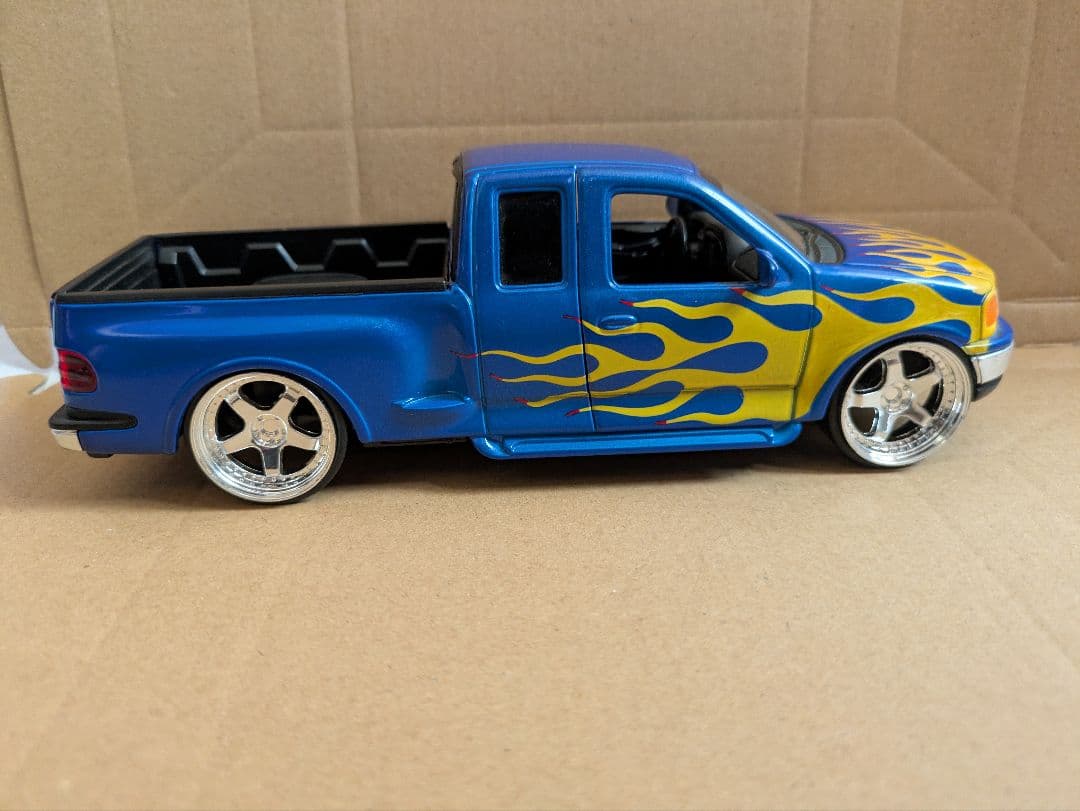 フォード F-150　フレアサイド・スーパーキャブ・ピックアップ　1/24