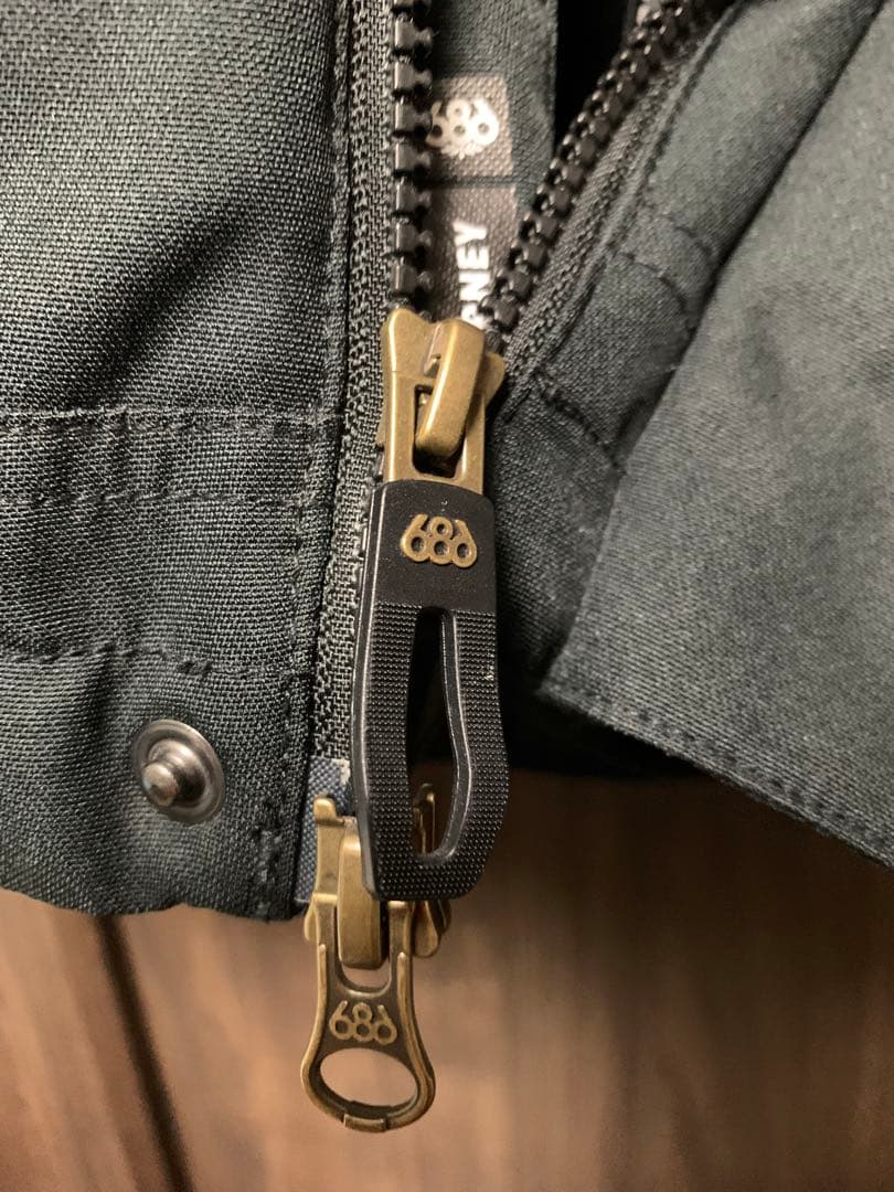 美品　686☆sixeightsix☆スノボーウェアMen's M