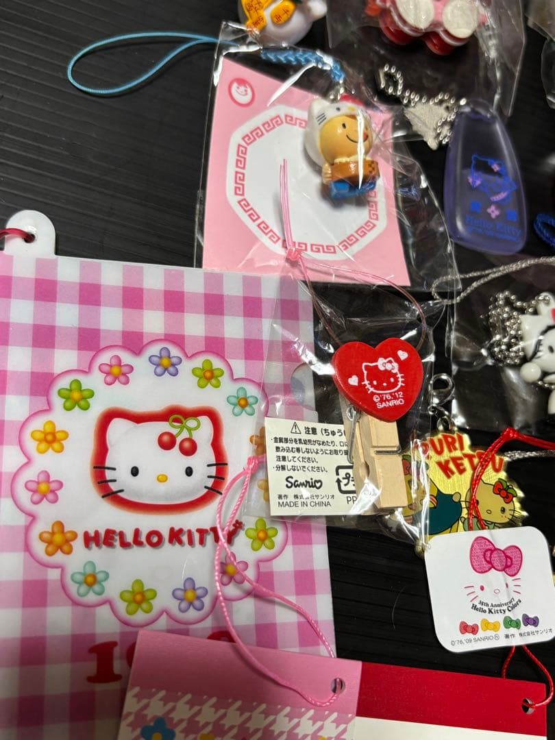 サンリオ　キティ　ストラップ　キーホルダー　ピンバッジ　他　セット