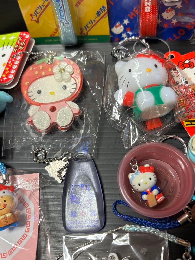 サンリオ　キティ　ストラップ　キーホルダー　ピンバッジ　他　セット