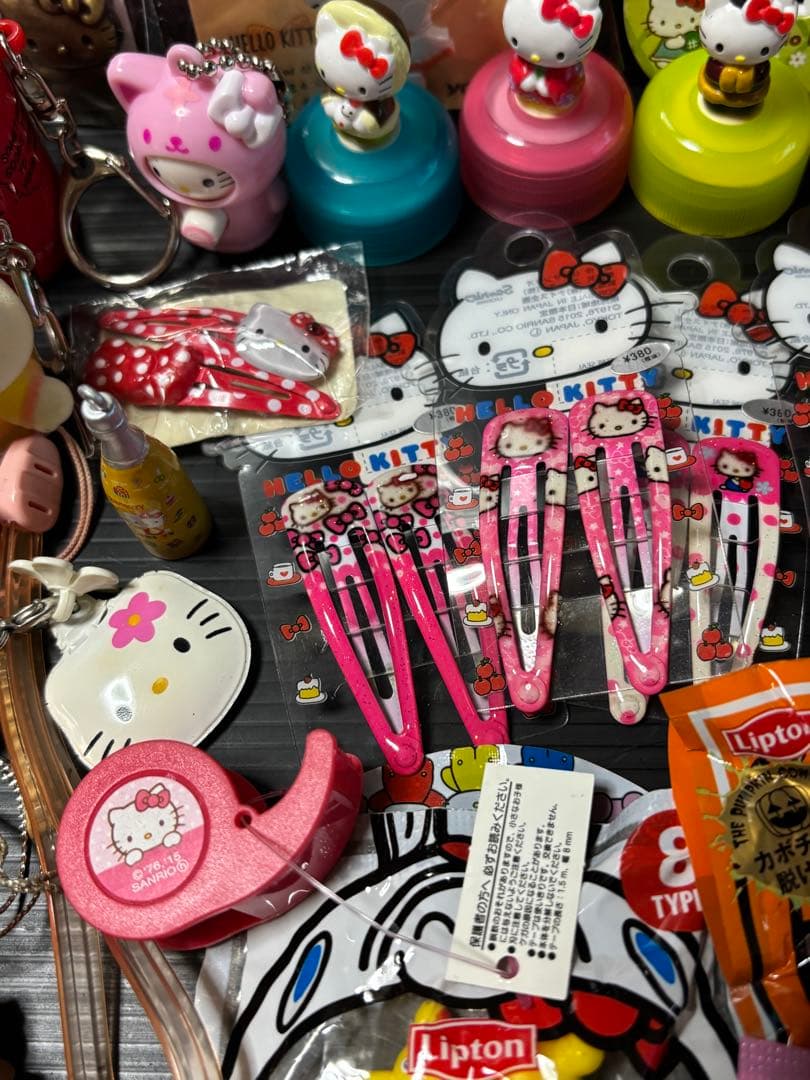 サンリオ　キティ　ストラップ　キーホルダー　ピンバッジ　他　セット