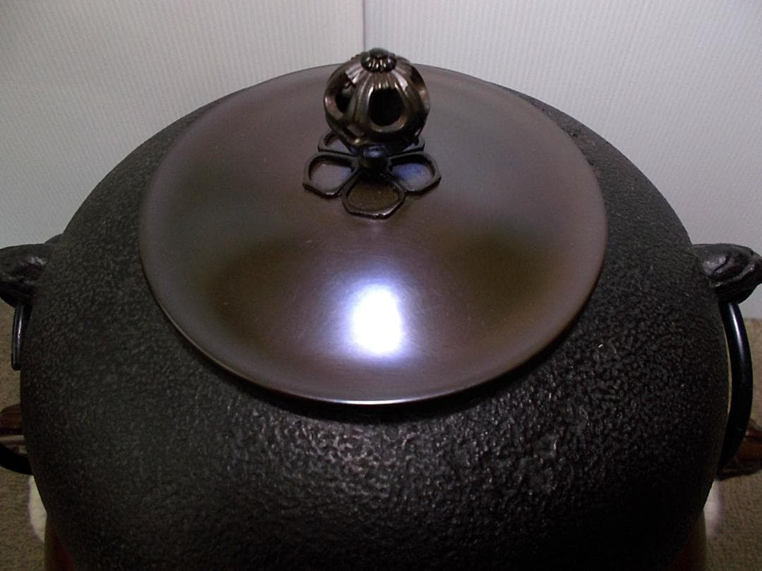 未使用保管品 四代/釜師:菊池正直 和鉄/砂鉄/茶釜 唐銅切合鬼面風炉 共箱