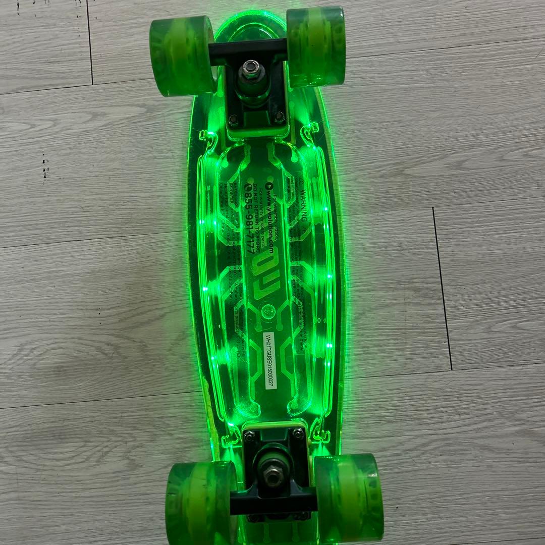 LEDライト付スケートボード　光るスケボー