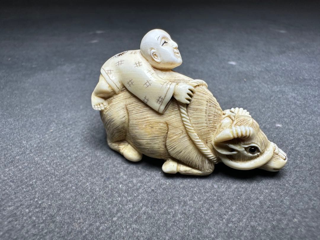 極上　根付　天然素材　アンティーク　骨董　飾り物　古美術　置物　細密細工　彫刻