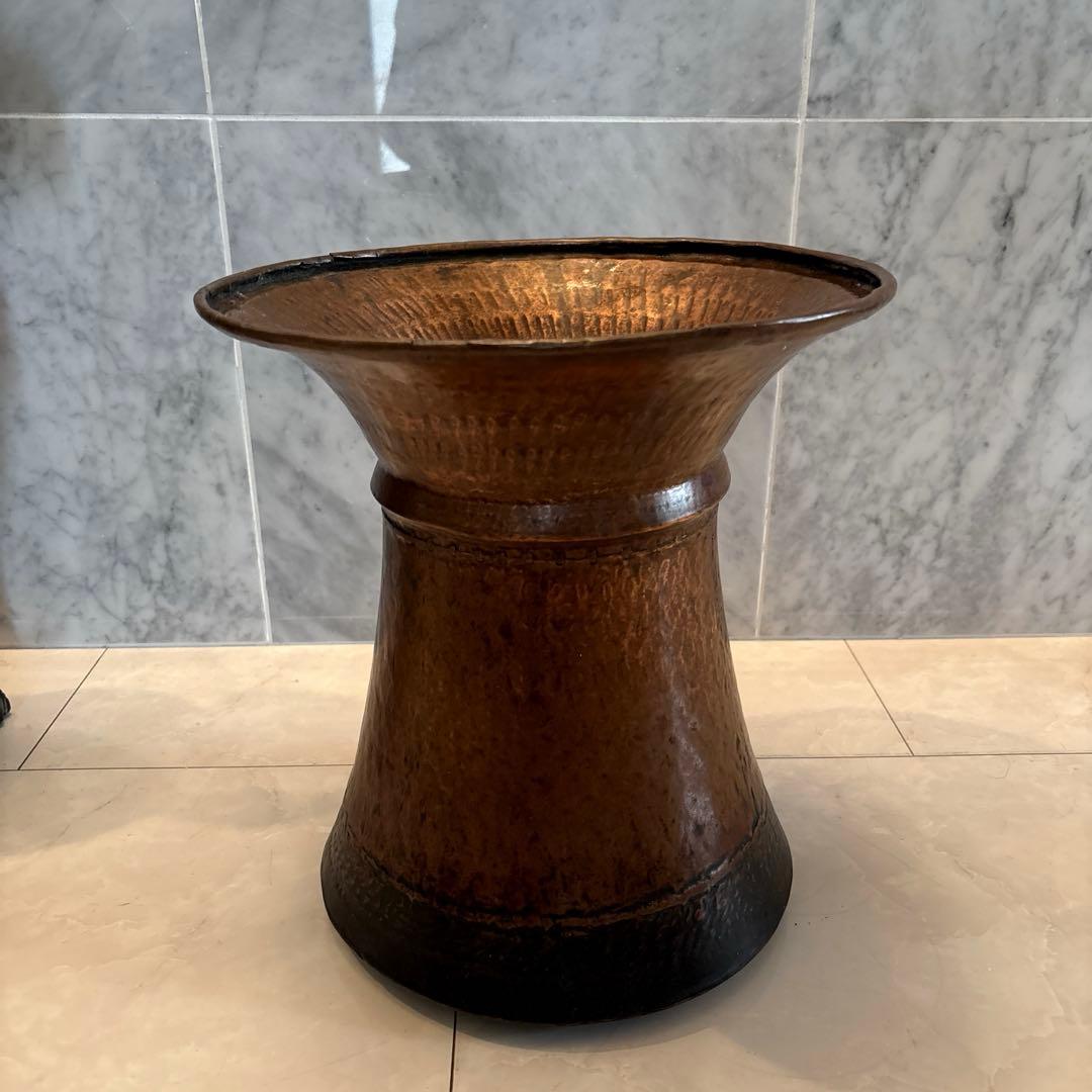 インドネシア　アンティーク　古道具とても雰囲気がある銅製の鉢受け、フラワーベース