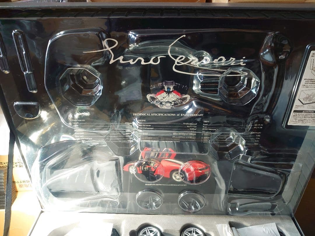 タミヤ エンツォフェラーリ1/12 ブラックバージョン　半完成モデル