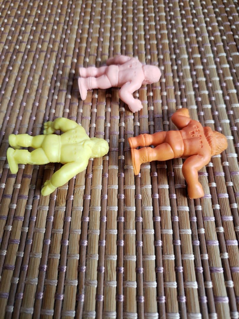 プロレスラー消しゴム　肌色　ペールオレンジ　黄色　橙　キン消し