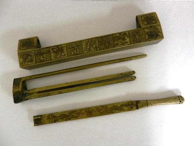 「荣華富貴　大明萬歴年造　龍や童子」などが彫刻された大形の黄銅製錠前