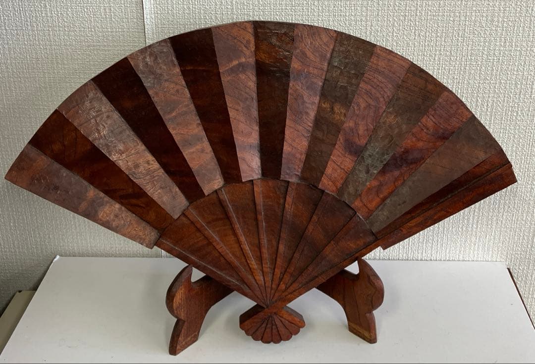 縁起物　硬質ケヤキ材製　扇形置物　約40cm×約27cm