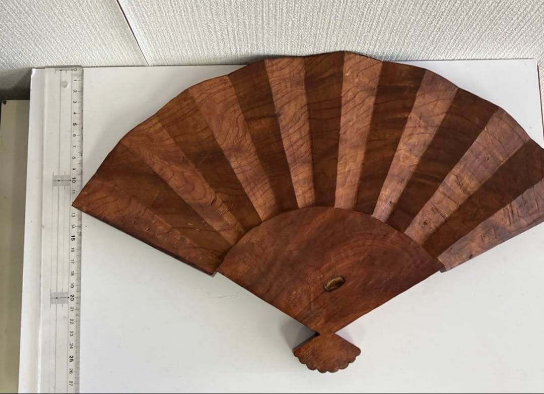 縁起物　硬質ケヤキ材製　扇形置物　約40cm×約27cm