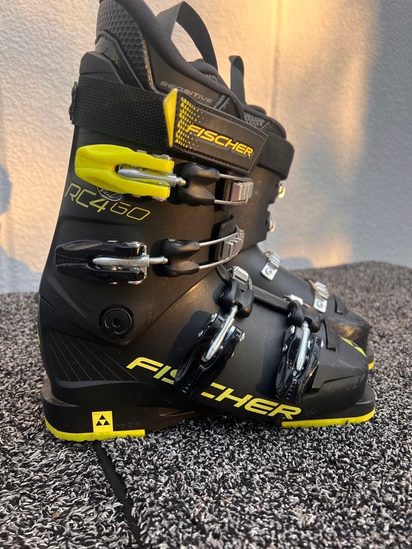 FISCHER RC4 GO 子供用スキー靴 ブラック/イエロー 23.5cm
