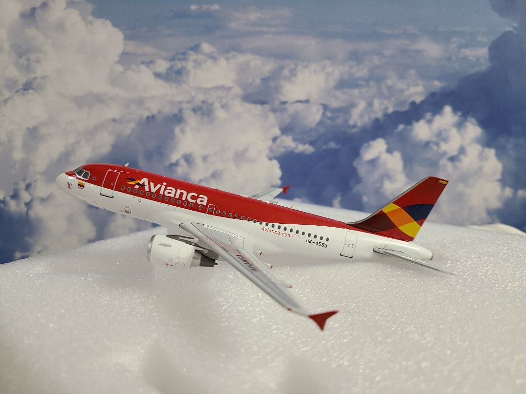 1/200 A319-112 アビアンカ航空 HK-4553 スタンド付属