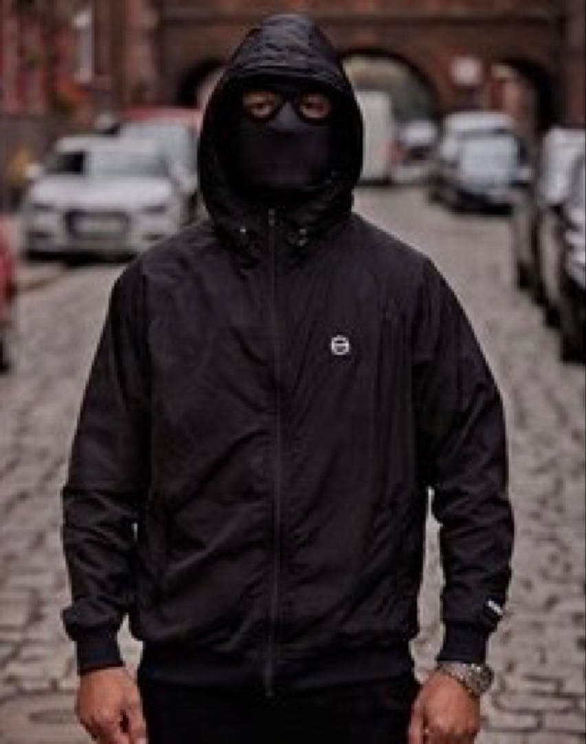 ULTRAS 防水バラクラバ付きウインドブレーカー