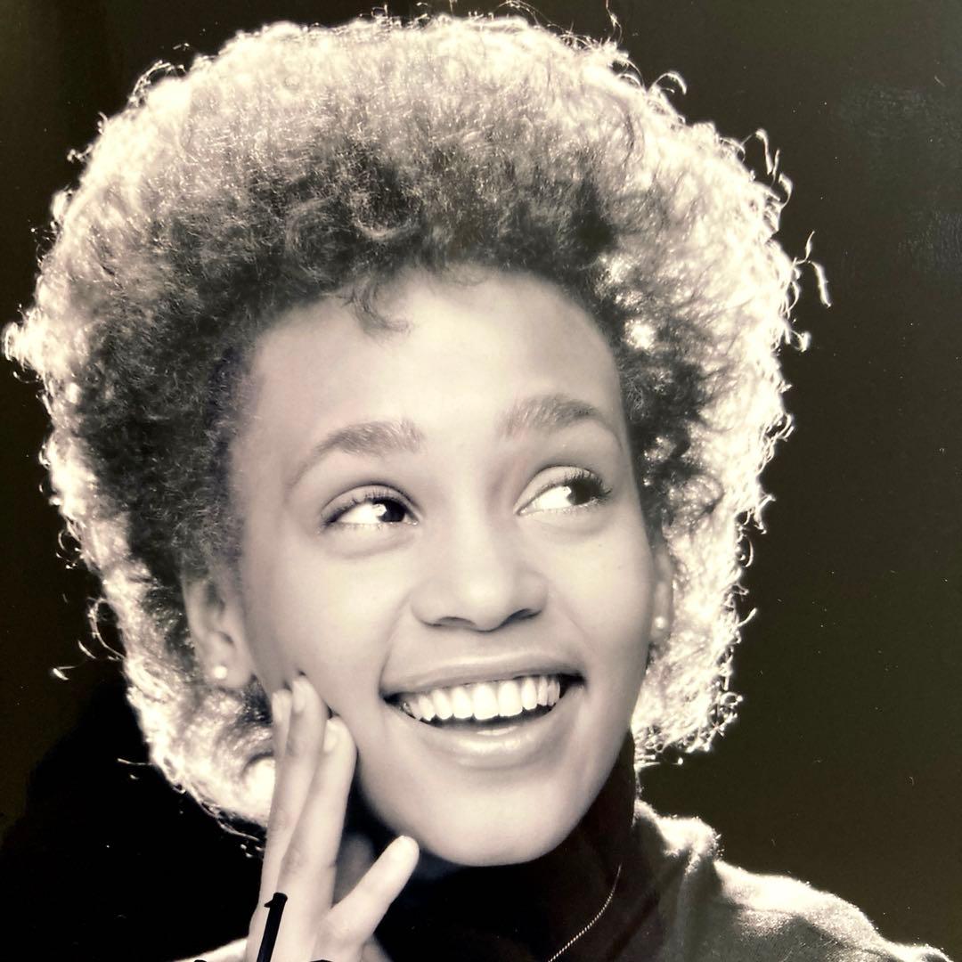 ホイットニーヒューストン直筆サイン入り2Lサイズ写真…