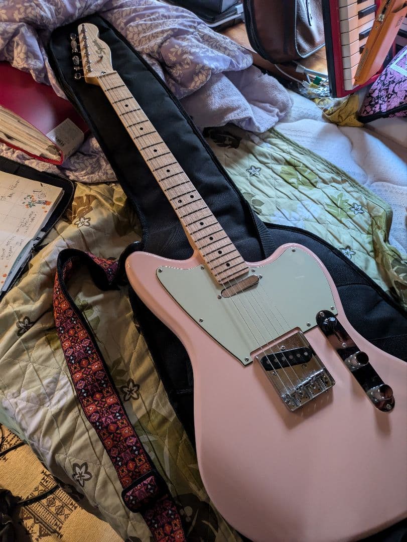 Squier ストラトキャスター ピンク