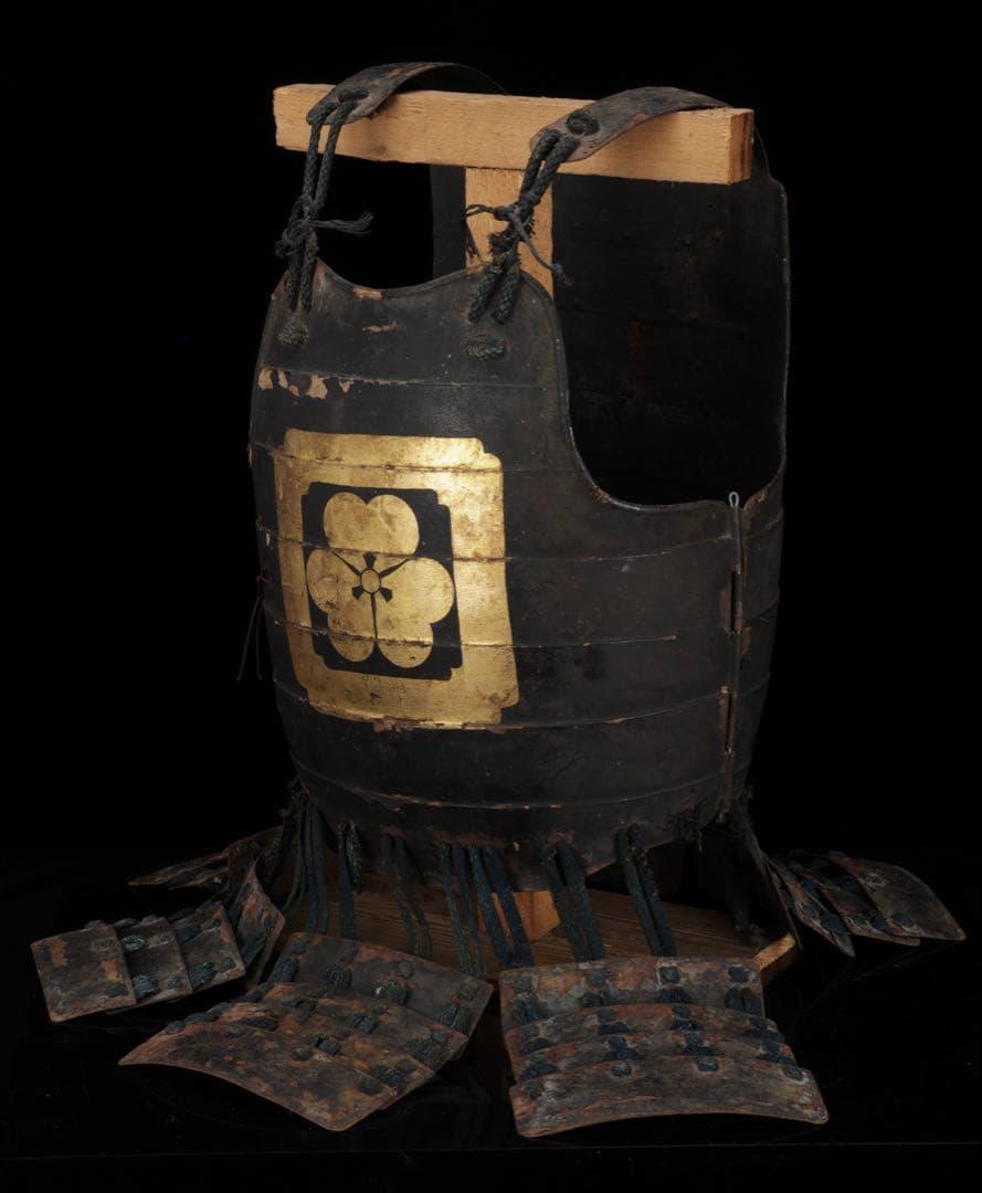 【江戸期 甲冑 胴丸】黒漆塗 二枚胴 草摺付 金箔家 紋 武具 鎧兜 時代物