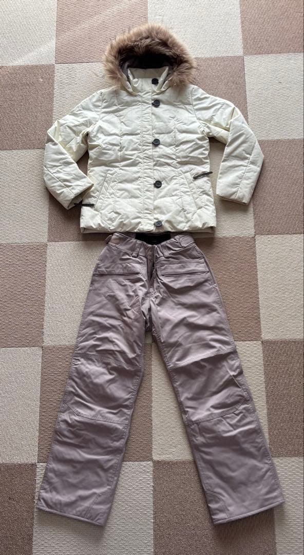 PHENIXホワイトジャケットとライトページュのパンツセット