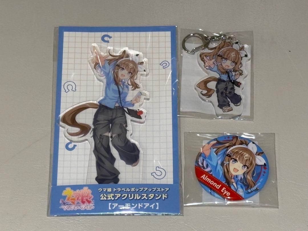 アーモンドアイ 缶バッジ アクリルスタンド アクキー トラベルポップアップ