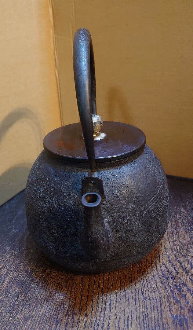 『雲色堂鉄瓶 刷毛目岩肌宝珠型／銅蓋』横最大17.5cm 奥行15 高さ22cm