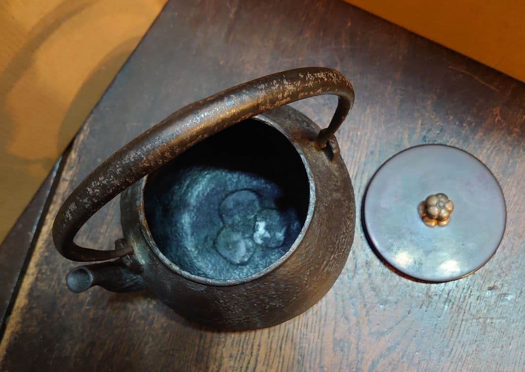 『雲色堂鉄瓶 刷毛目岩肌宝珠型／銅蓋』横最大17.5cm 奥行15 高さ22cm