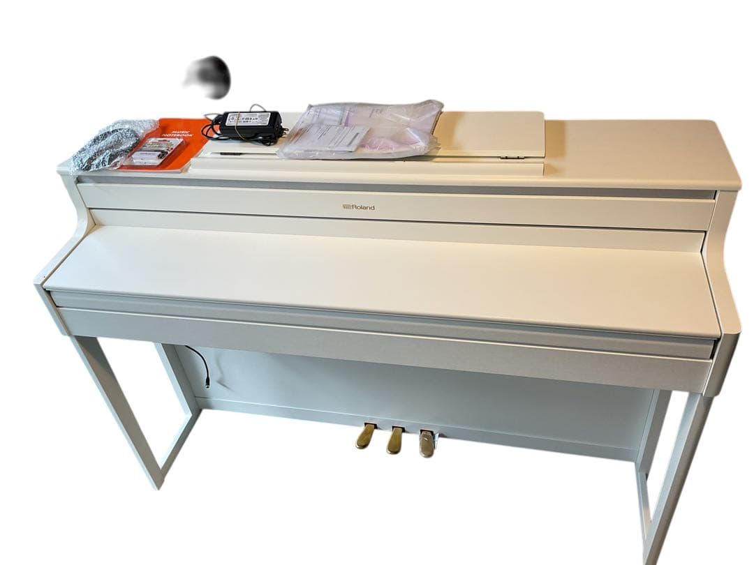 2025年製Roland 電子ピアノ　HP704-WH ホワイト　本体のみ