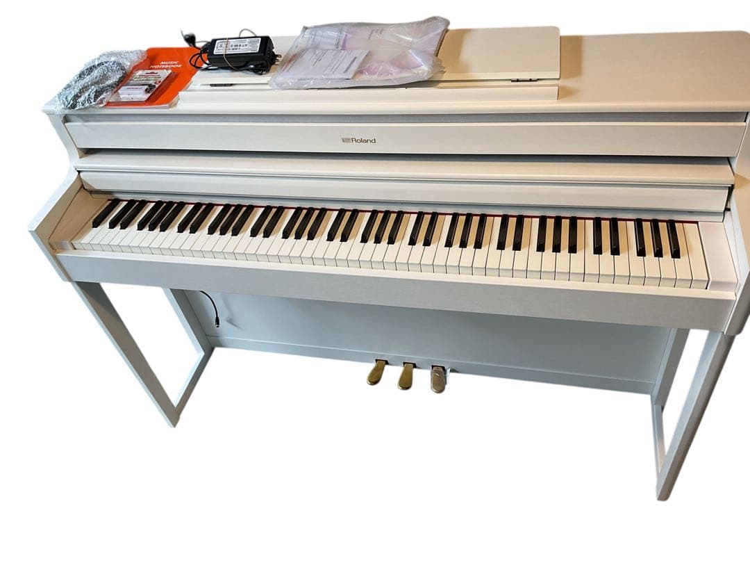 2025年製Roland 電子ピアノ　HP704-WH ホワイト　本体のみ