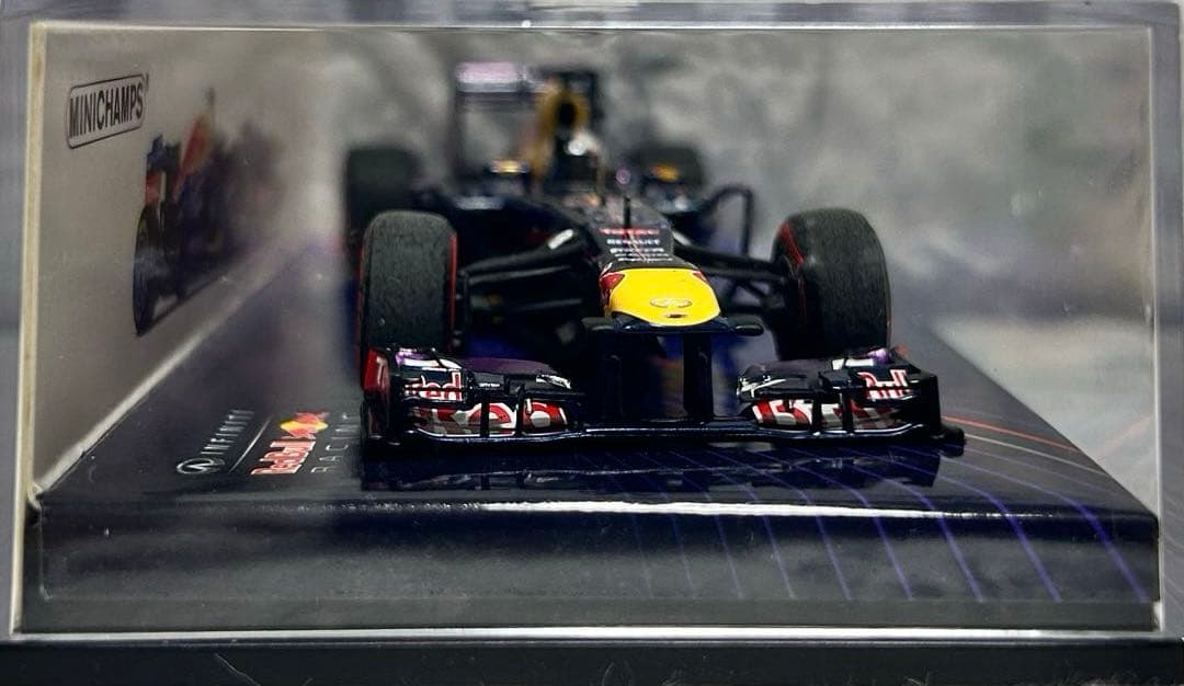 ミニチャンプス 1/43 レッドブル RB9 ベッテル 2013バーレーン優勝