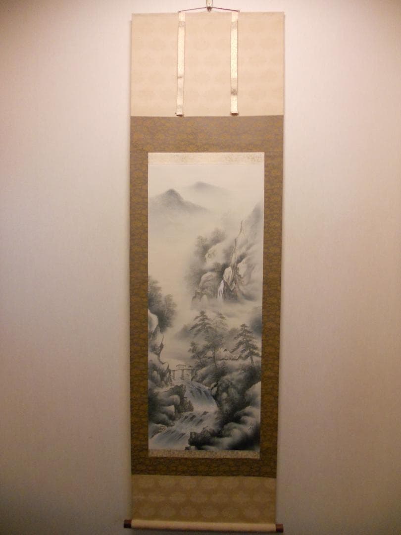 掛け軸 和信 水墨山水 絹本 希少 軸装 茶道具 掛軸 美品 です。