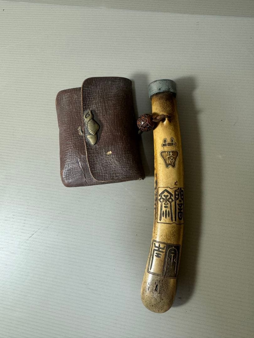 2121  骨董　古い煙草入れ　根付彫刻キセル入れ　時代物