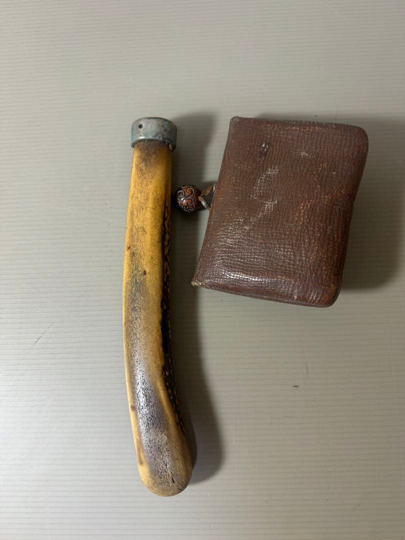 2121  骨董　古い煙草入れ　根付彫刻キセル入れ　時代物