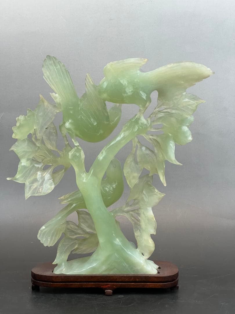 ［美品］翡翠 鳥　彫刻　天然石 木製台座　送料込み