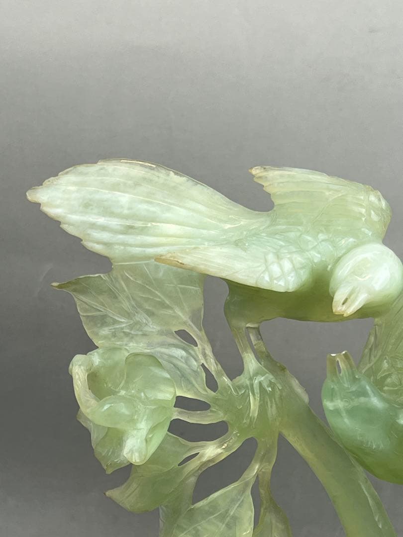 ［美品］翡翠 鳥　彫刻　天然石 木製台座　送料込み