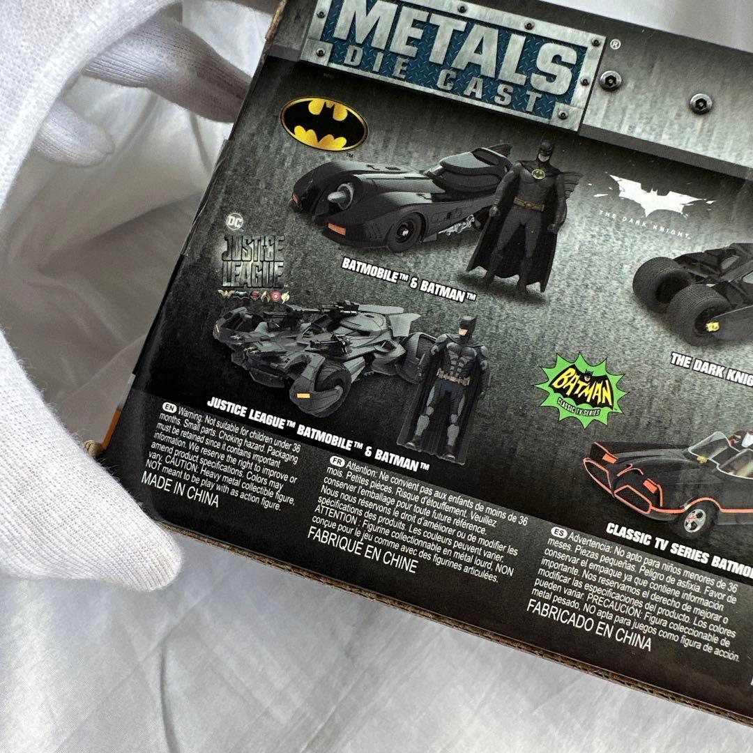 ミニカー 2008 ダークナイト バットモービル&バットマン 1:24スケール