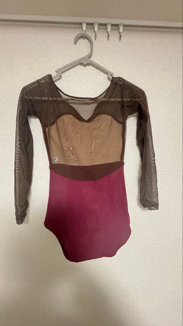 unoaワインレッド・ベージュ Vネック長袖レオタード