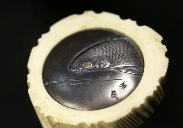 芳民 在銘「泉に泳ぐ鯉」 鏡蓋根付