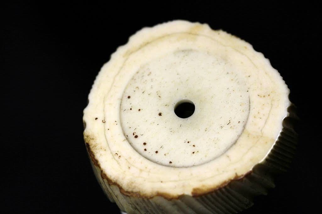 芳民 在銘「泉に泳ぐ鯉」 鏡蓋根付