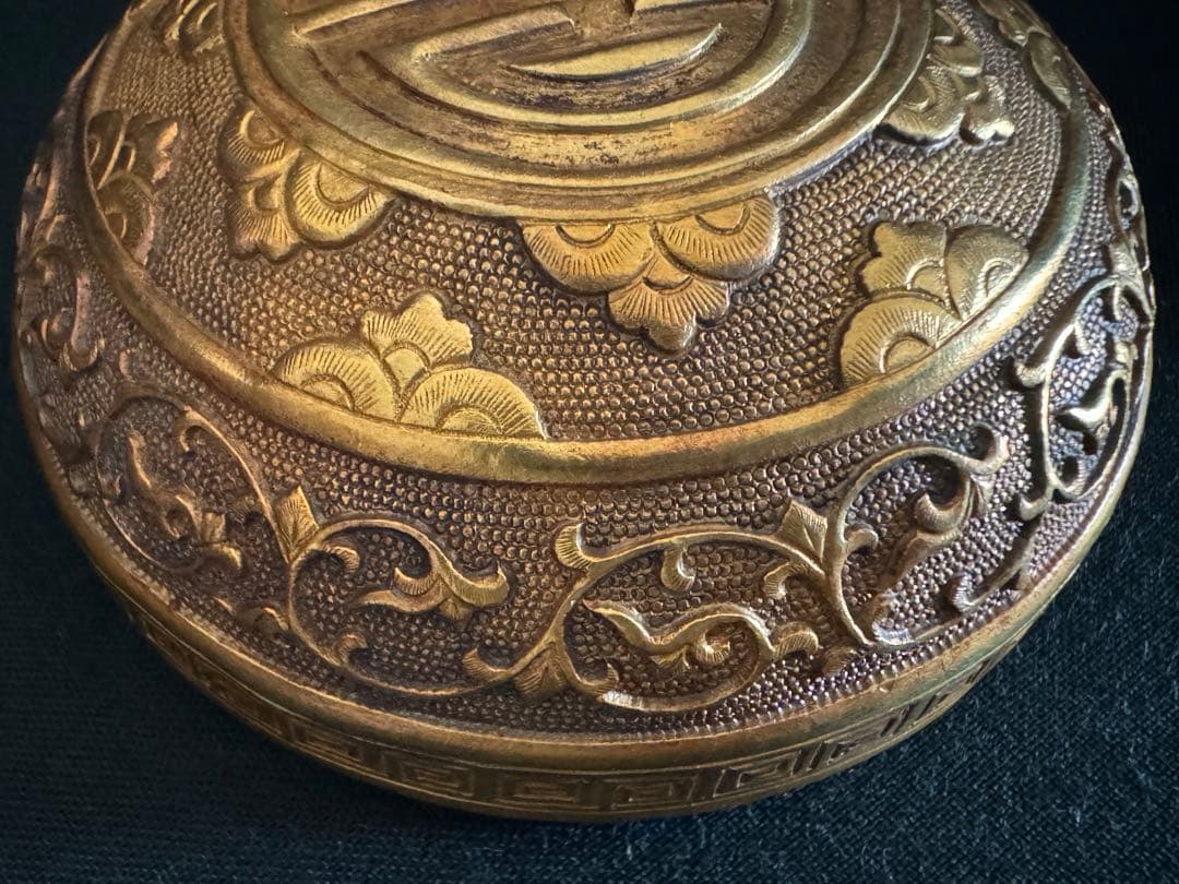 中国骨董　唐　金銅　人物寿紋彫り　香盒　宝石箱　茶道具　文房　置物(N-8)